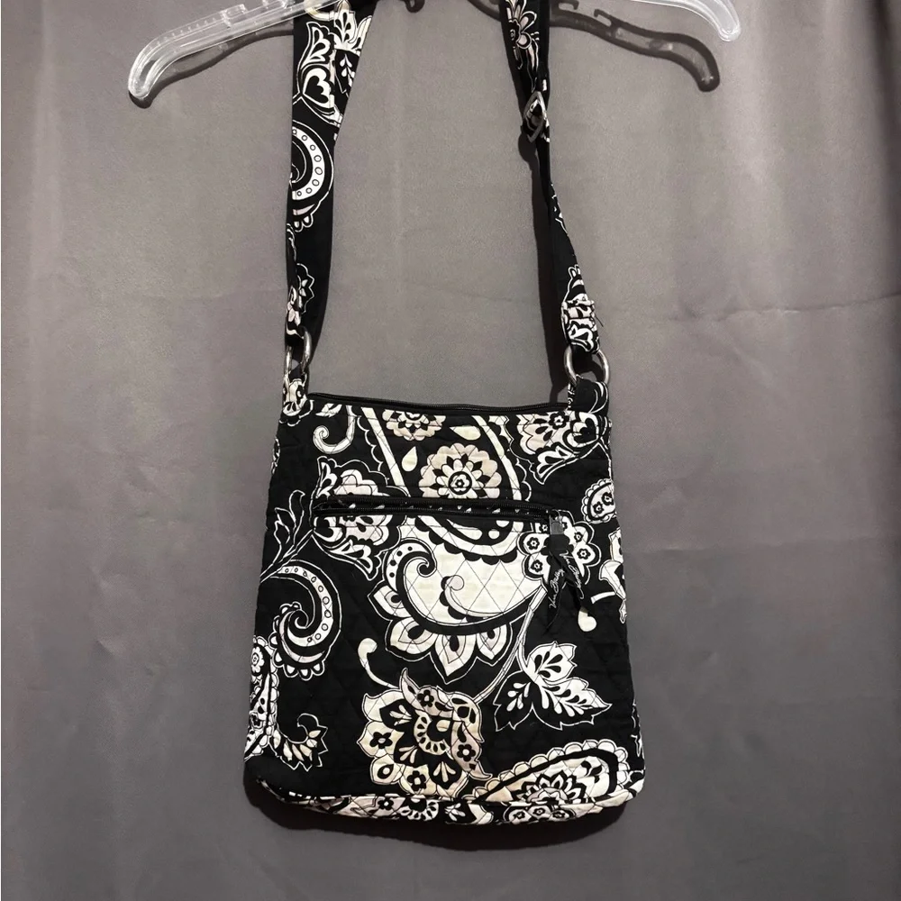 ✨3/$25 bundle- Vera Bradley black and white hipster Crossbody purse✨
